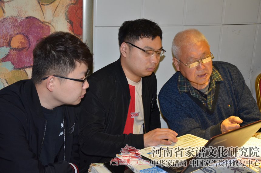 魏冬冬向客戶現場演示系統二使用方法.jpg