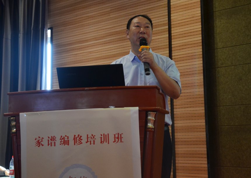 魏懷習會長做家譜知識講座.jpg